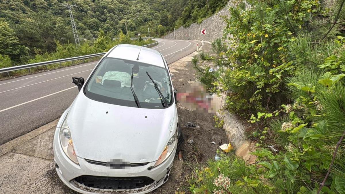 Kontrolden &ccedil;ıkan otomobil istinat duvarına &ccedil;arptı: 3 yaralı 2