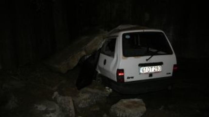 Yıkılan duvarın altında kalan ara&ccedil; kullanılamaz hale geldi