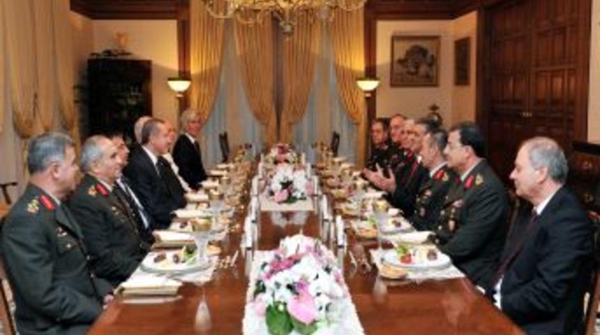 Cumhurbaşkanı G&uuml;l, YAŞ &uuml;yelerine iftar yemeği verdi