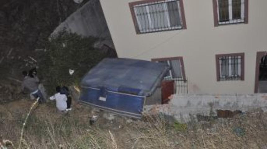 Virajı alamayan kamyon çukura yuvarlandı