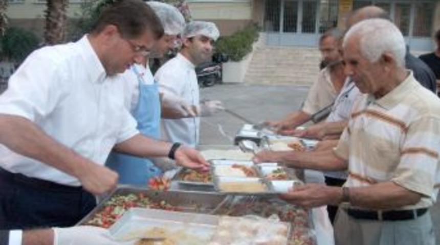 Alanya Kaymakamı, iftar yemeğinde vatandaşa servis yaptı