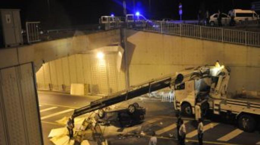 Otomobil metrob&uuml;s yoluna d&uuml;şt&uuml;: 1 &ouml;l&uuml;, 3 yaralı