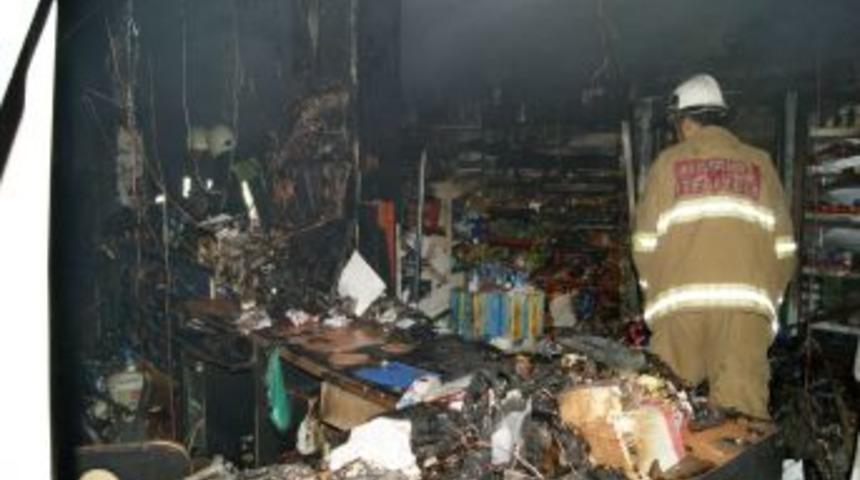 G&ouml;zleri &ouml;n&uuml;nde iş yeri yandı, g&ouml;zyaşlarına boğuldu