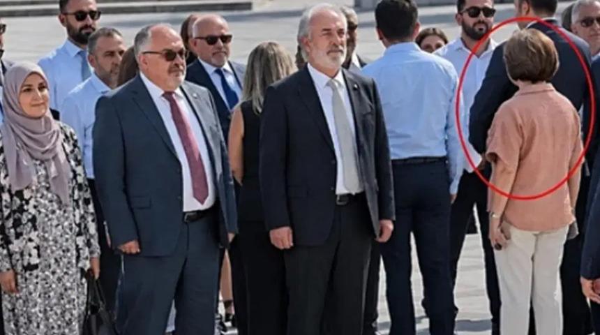 T&ouml;rende isim okuma krizi yaşandı, Belediye Başkanı Hatice Gencay protokole sırtını d&ouml;nd&uuml;
