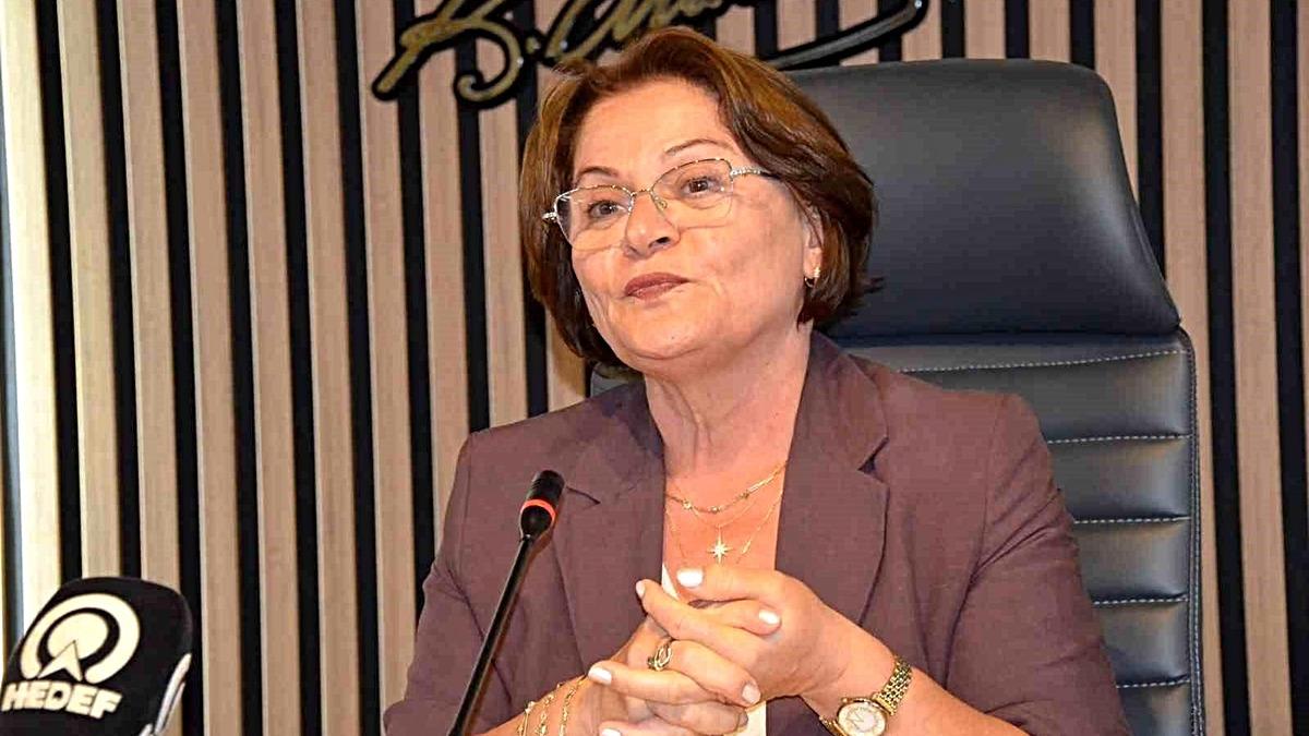 T&ouml;rende isim okuma krizi yaşandı, Belediye Başkanı Hatice Gencay protokole sırtını d&ouml;nd&uuml; 3