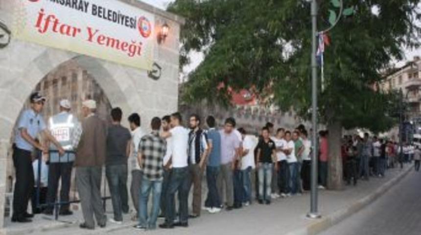 650 yıllık Zinciriye Medresesi&rsquo;nde her g&uuml;n 650 kişiye iftar yemeği veriliyor