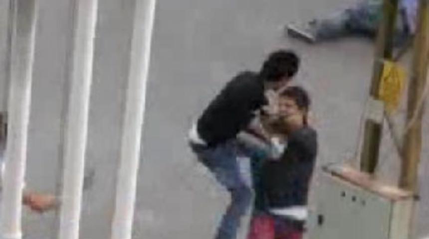 Sokak ortasında tekme tokat kavga