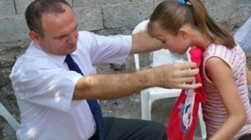 Kaymakam &ccedil;ocuklara şeker yerine kıyafet dağıtıyor