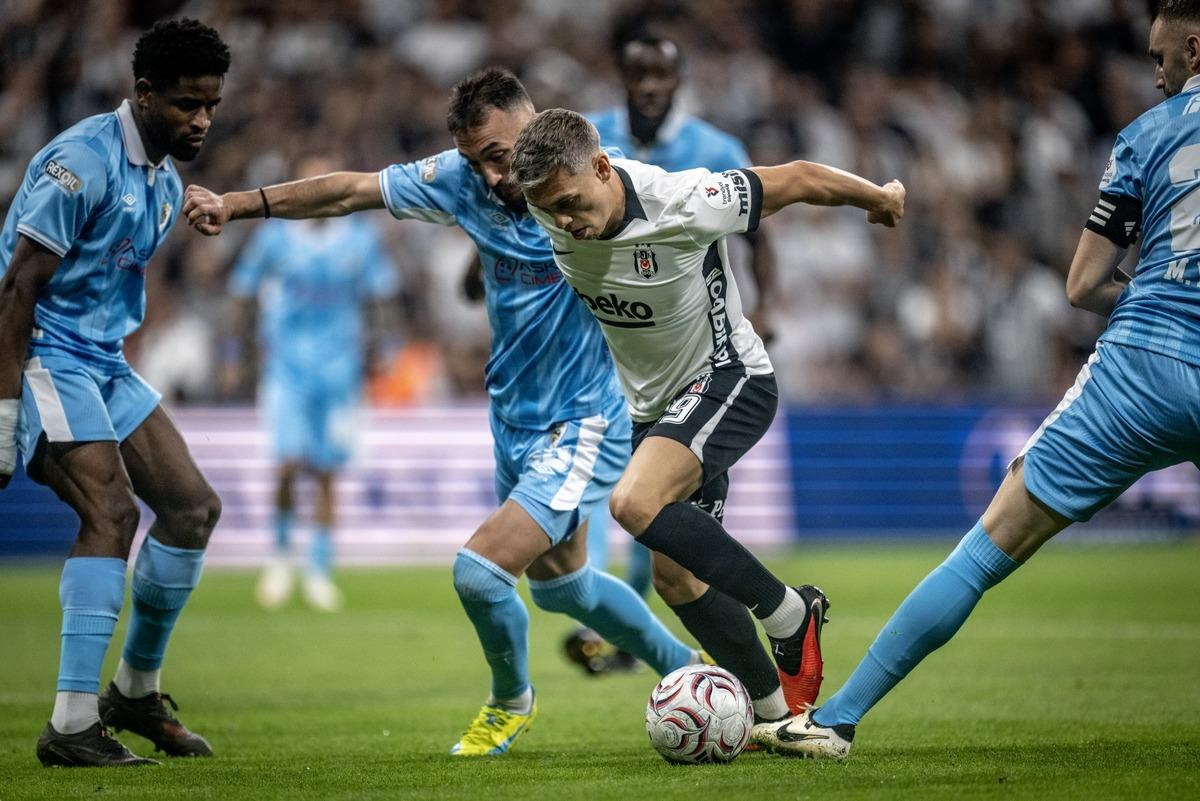 Beşiktaş a Trossard ın ardından bir şok daha! Ayak parmağında çatlak 1