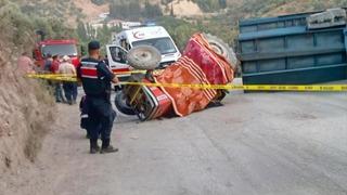 Seyyar pide fırını taşıyan traktör devrildi: 1 ölü, 1 yaralı