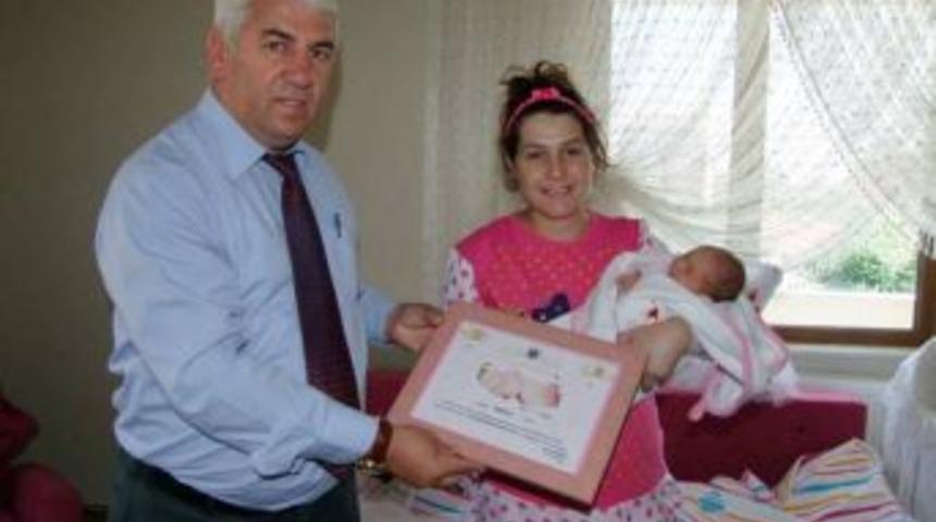 Velimeşe Belediyesi'nden, yenidoğan bebeklere hemşehrilik sertifikası