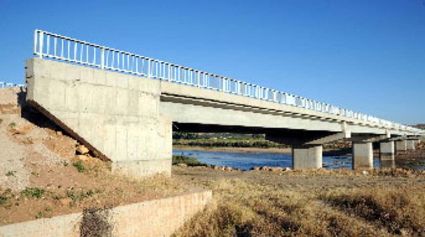 Köprü var, yol yok