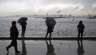 İstanbul'da hava bir anda değişti: Yağış i&ccedil;in yeni uyarı geldi