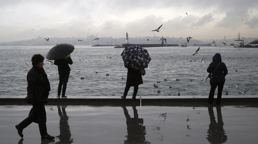 İstanbul'da hava bir anda değişti: Yağış i&ccedil;in yeni uyarı geldi