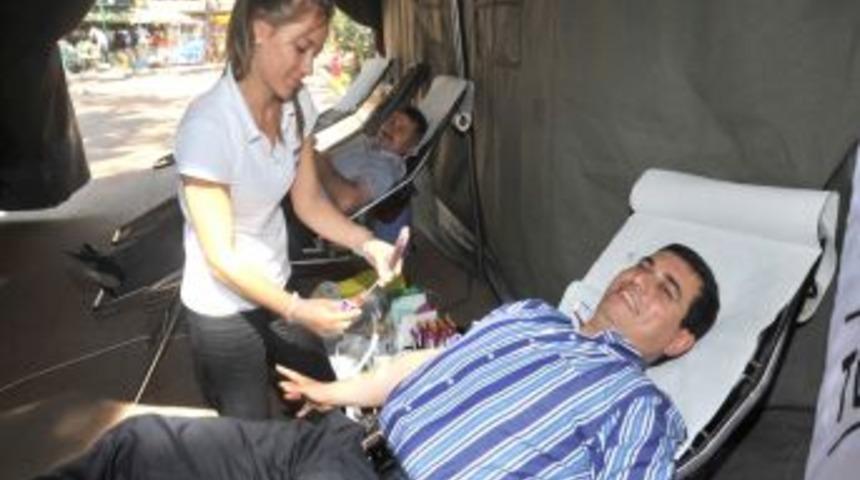 Başkan T&uuml;t&uuml;nc&uuml;, Kent Ormanı'nda kan bağışı yaptı