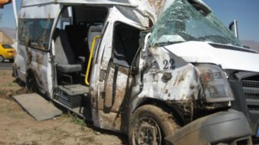 Diyaliz hastalarını taşıyan servis aracı kaza yaptı: 7 yaralı