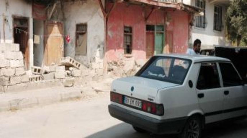 Otomobil yaşlı kadının evinin duvarını yıktı