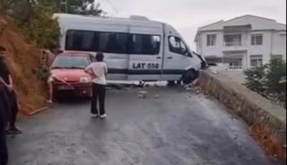 Sarıyer&rsquo;de okul servisi duvara &ccedil;arptı: 1 yaralı