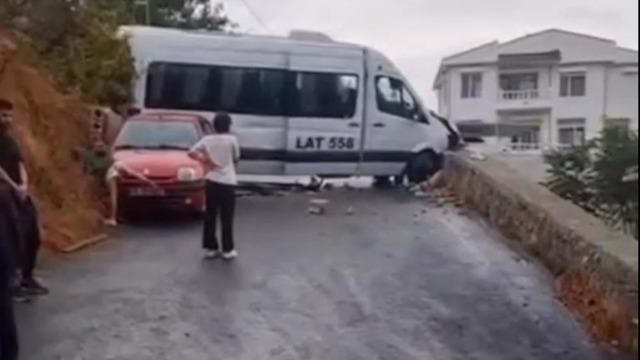 Sarıyer’de okul servisi duvara çarptı: 1 yaralı 