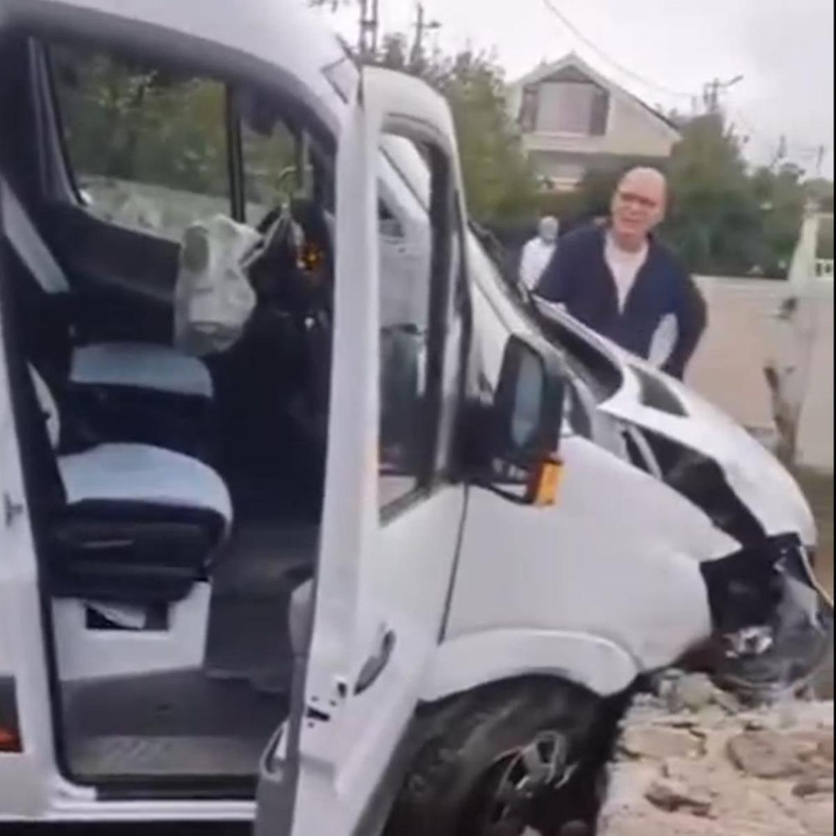 Sarıyer&rsquo;de okul servisi duvara &ccedil;arptı: 1 yaralı  1