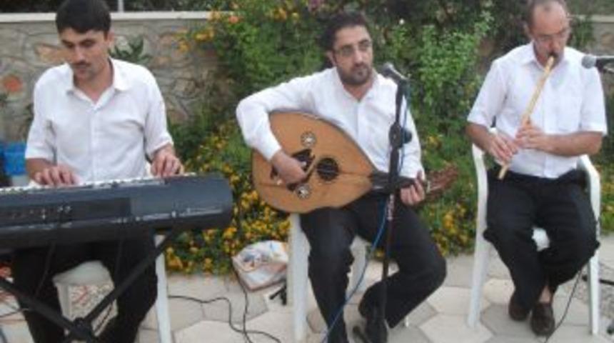 Cami imamları kurdukları orkestra ile ney, org, bağlama ve ud &ccedil;alıyor