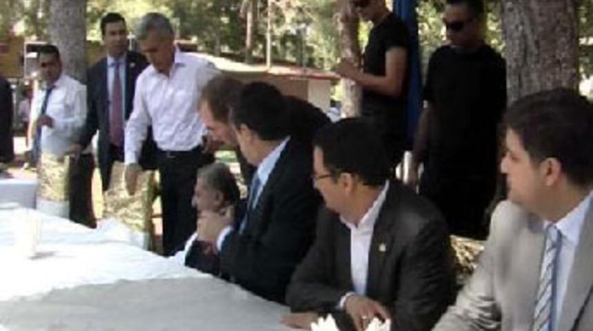 Bakan &Ccedil;elik milletvekilini d&uuml;şmekten kurtardı