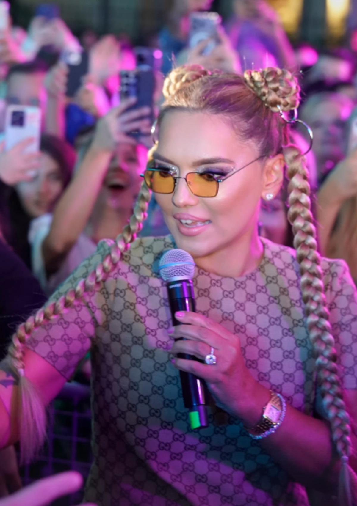 Demet Akalın konserinde tacize uğradı: "Herif her tarafımı elledi" 1