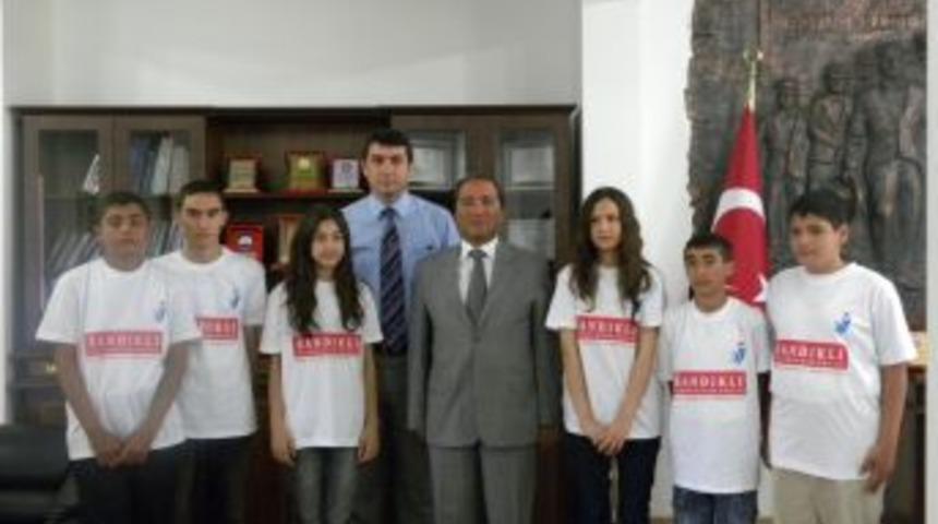 Sandıklı Koleji'nin başarılı &ouml;ğrencileri protokol&uuml; ziyaret etti