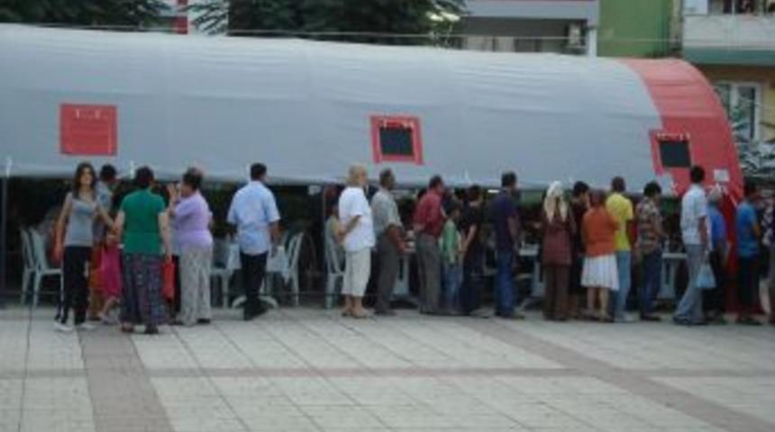 Kemalpaşa İşadamları Derneği g&uuml;nde 500 kişiye iftar veriyor