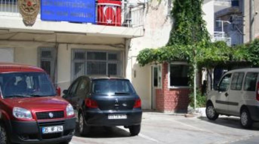 Emniyete havai fişek ve maytap atıldı