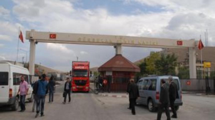 G&uuml;rbulak'ta 20 kilometre TIR kuyruğu oluştu