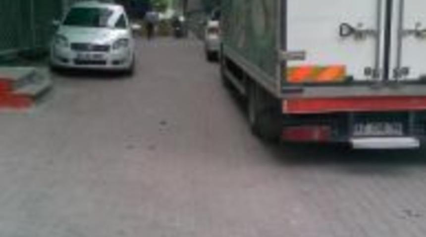 Bu sokak trafiğe kapalı ama parası olana a&ccedil;ık