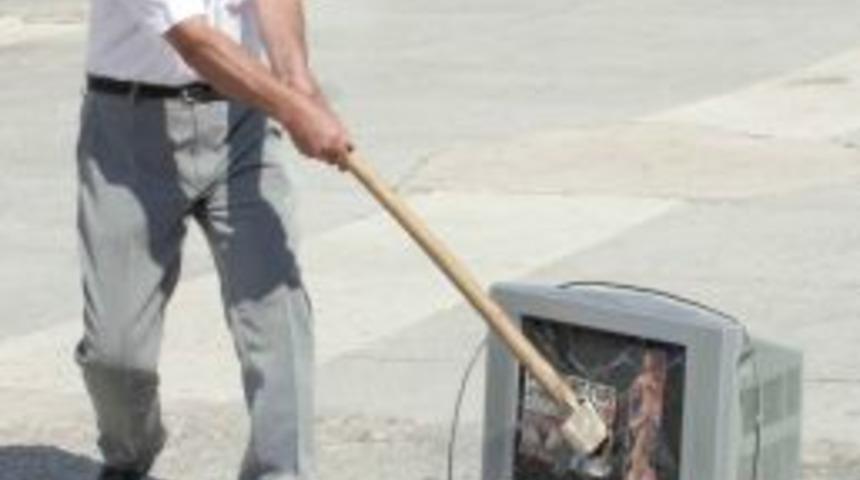 Şehitlere inat eğlence programı yapan televizyonları protesto etti