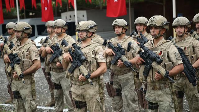 Atina bunu konuşuyor: Komşuda 'T&uuml;rk komando' paniği! 2 bini b&ouml;lgede...