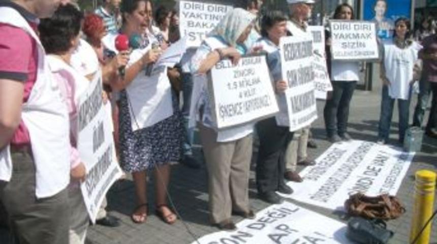 Mahkumların yanarak &ouml;lmesi protesto edildi