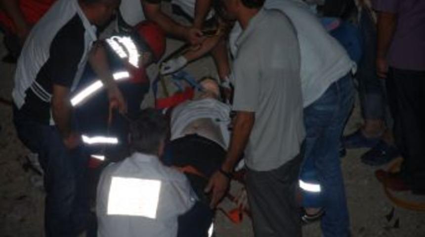 Bayramlaşmaya giden aile kaza yaptı: 1 &ouml;l&uuml;, 2 yaralı