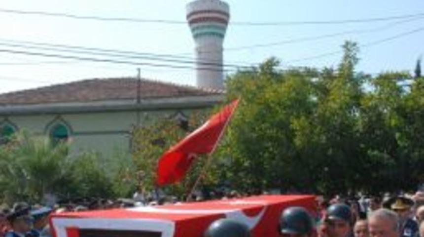 Şehidi son yolculuğuna eşi ve kızları uğurladı