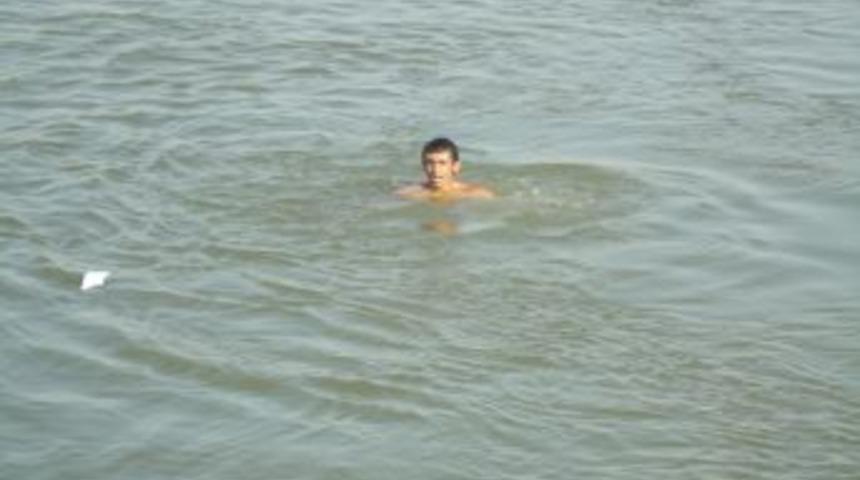 Bunaltıcı sıcaklarda serinlemek isteyen Cizreliler, Dicle Nehri'ne akın ediyor