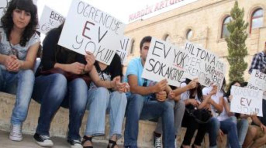 &Ouml;ğrencilerin yurt eylemine rekt&ouml;r de destek verdi