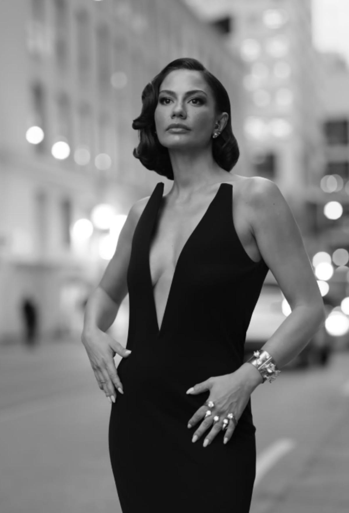 Saçlarını kısacık kestiren Demet Özdemir den pozlar! 1