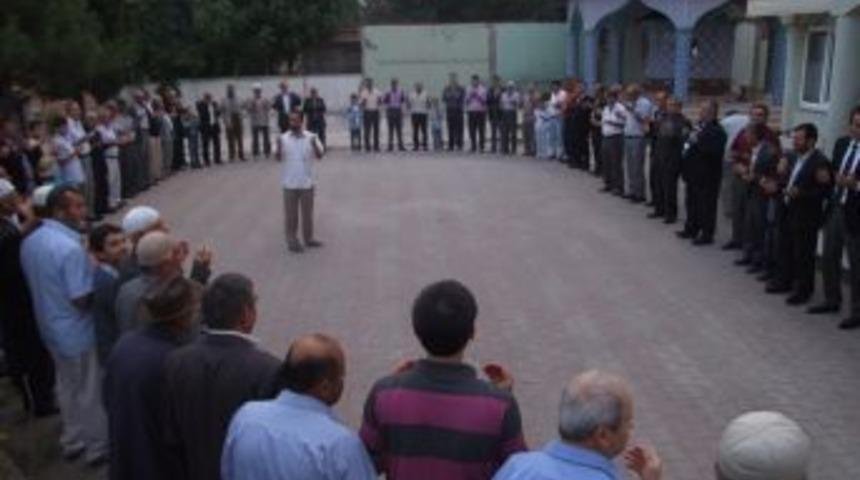 Manavlar, yüzyıllardır cami avlusunda bayramlaşıyor