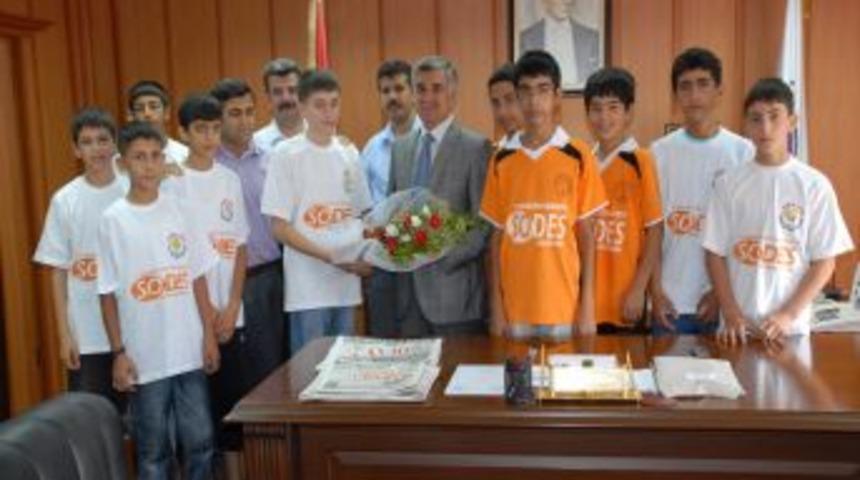 Başarılı &ouml;ğrenciler Başkan B&uuml;y&uuml;kaslan&rsquo;ı ziyaret etti