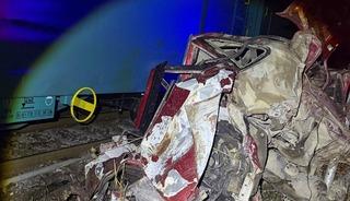 Bilecik'te trenin &ccedil;arptığı otomobil kullanılamaz hale geldi