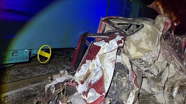 Bilecik'te trenin çarptığı otomobil kullanılamaz hale geldi