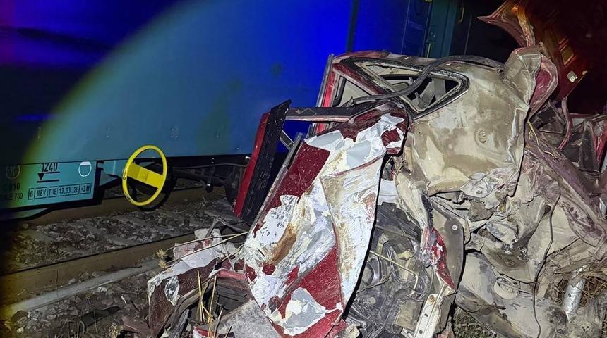Bilecik'te trenin &ccedil;arptığı otomobil kullanılamaz hale geldi