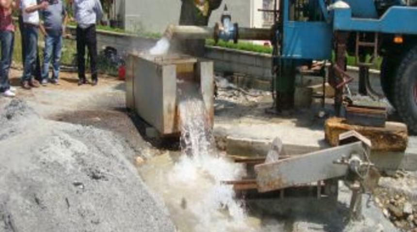 G&uuml;re&rsquo;deki d&ouml;rd&uuml;nc&uuml; kuyudan b&ouml;lgenin en sıcak suyu &ccedil;ıktı