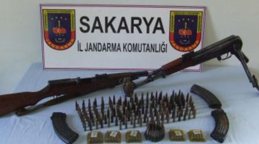 Sapanca'da bir evde el bombası ve iki kalaşnikof t&uuml;fek ele ge&ccedil;irildi