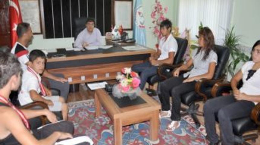 Şampiyon sporcular Milli Eğitim M&uuml;d&uuml;r&uuml; Aksoy'u ziyaret etti