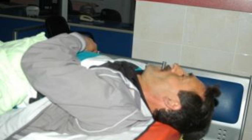 Otomobil yayalara &ccedil;arptı