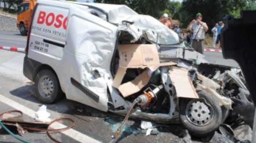 Hendek'te trafik kazası: 2 &ouml;l&uuml;